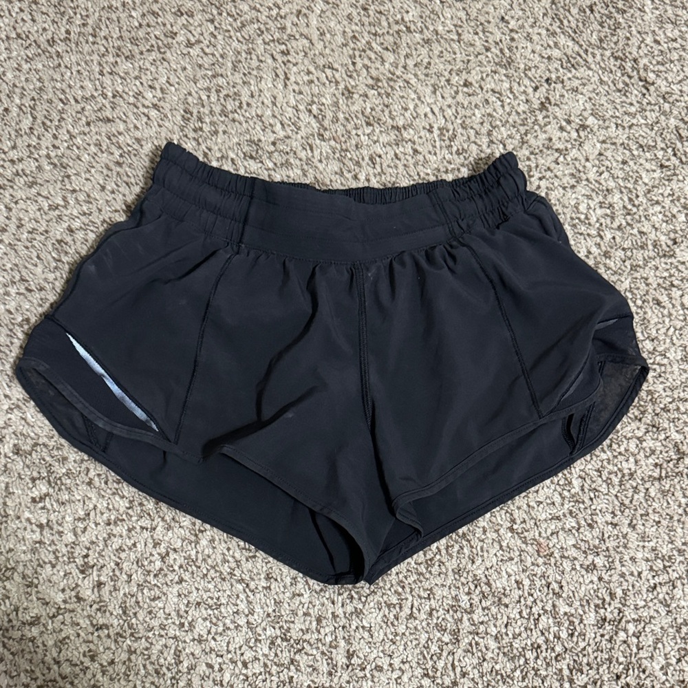 Lululemon hotty hot shorts- 2.5” size 4